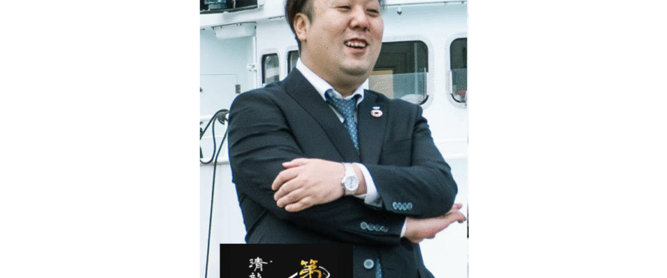 浅野水産 常務執行役員　浅野 龍昇　宮崎県日南市めいつでカツオ1本釣り漁業の担い手。伝統と技術継承に加え、歴代船長の勘と経験の「AI化」を実現！ “地域に残る漁業”のため、データ化と若手育成にも注力。